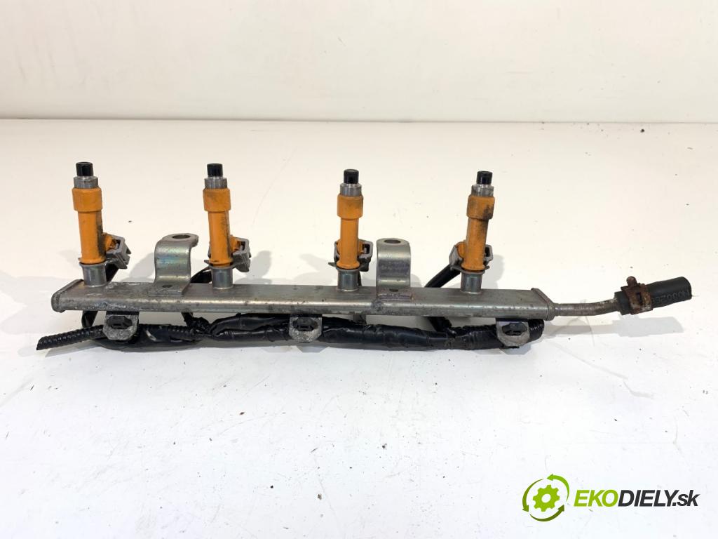 SUZUKI SPLASH liftback 2010 63 kW 1.2 (A5B 412) 1242 Lišta vstrekovacia  (Vstrekovacia lišta)