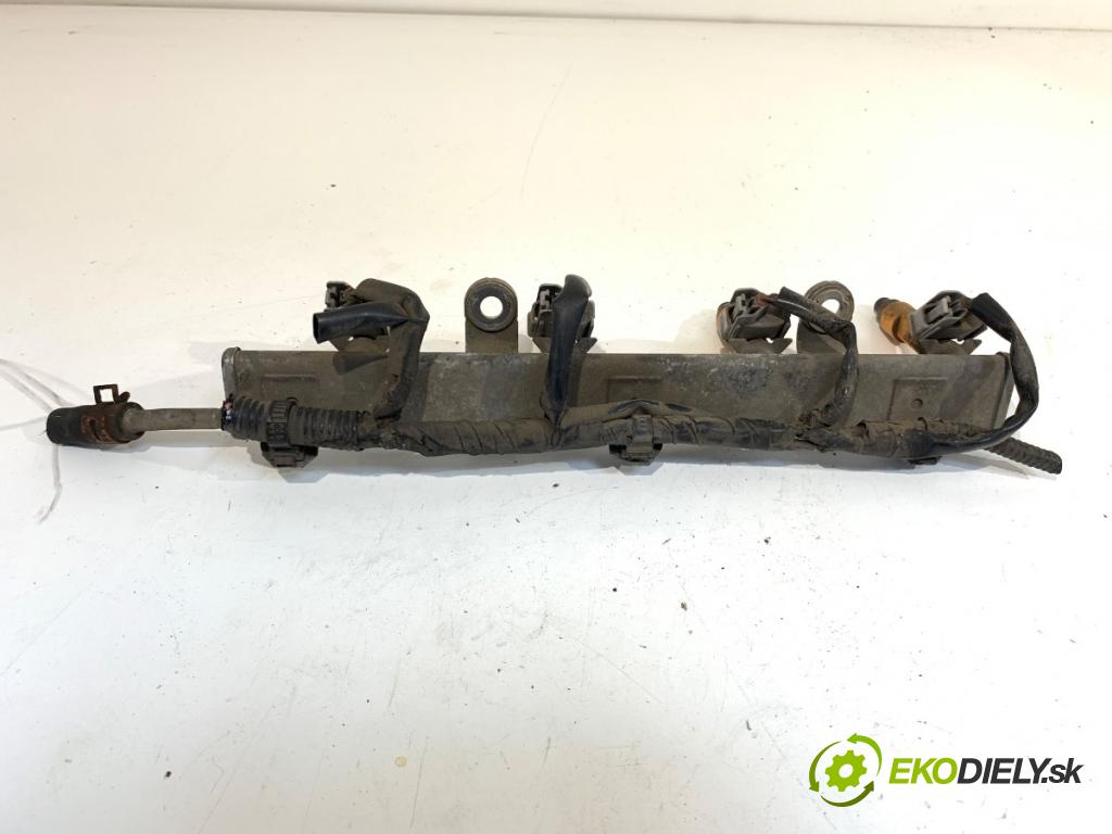 SUZUKI SPLASH liftback 2010 63 kW 1.2 (A5B 412) 1242 Lišta vstrekovacia  (Vstrekovacia lišta)