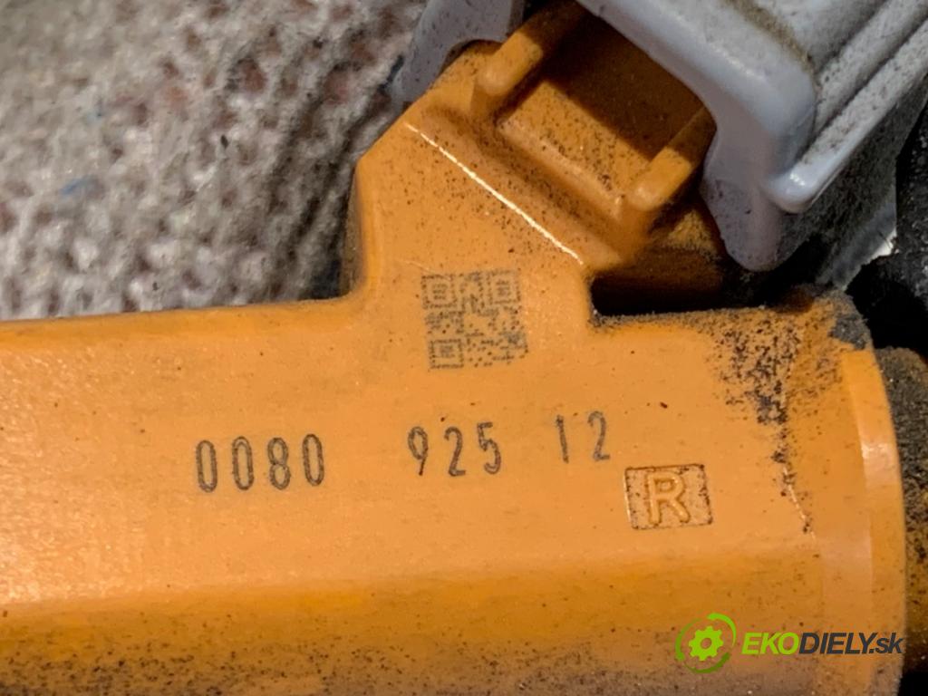 SUZUKI SPLASH liftback 2010 63 kW 1.2 (A5B 412) 1242 Lišta vstrekovacia  (Vstrekovacia lišta)