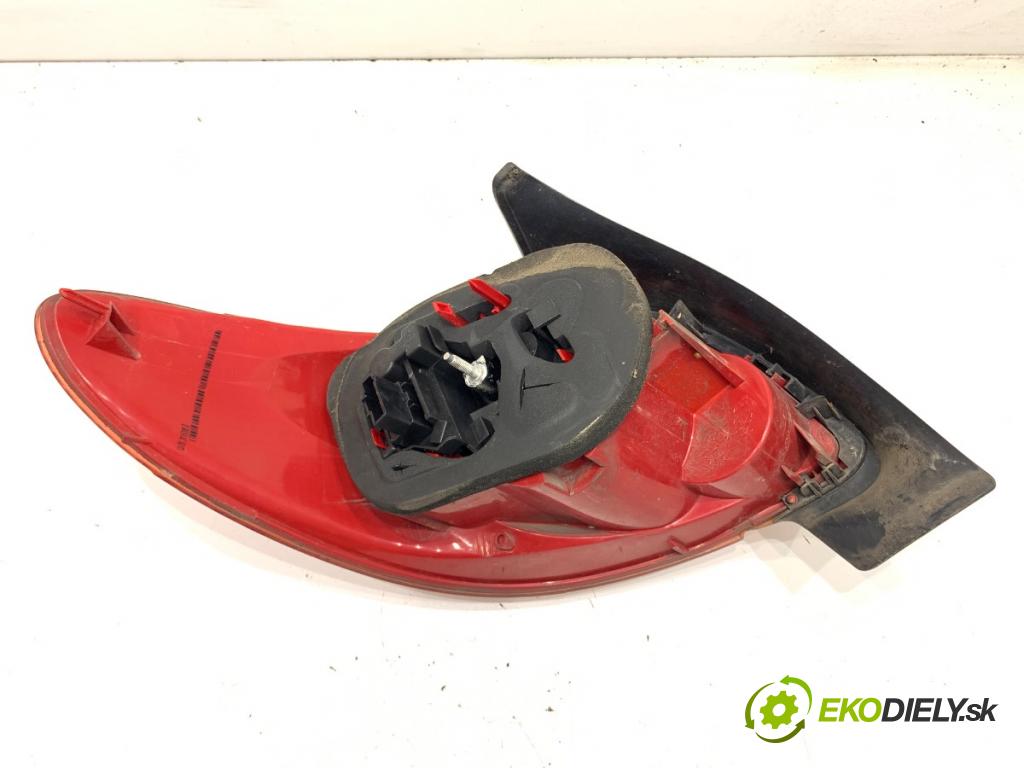 PEUGEOT 206 liftback 2006 80 kW 1.6 16V 1587 světlo pravý zadní část