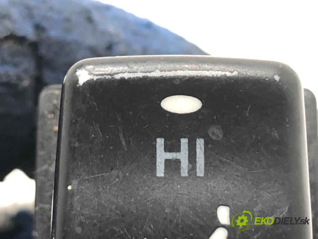 SSANGYONG CHAIRMAN sedan 2000 165 kW 3.2 3199 Prepínač ohrievania, vyhrievania sedačky  (Prepínacie páčky pod volantom)