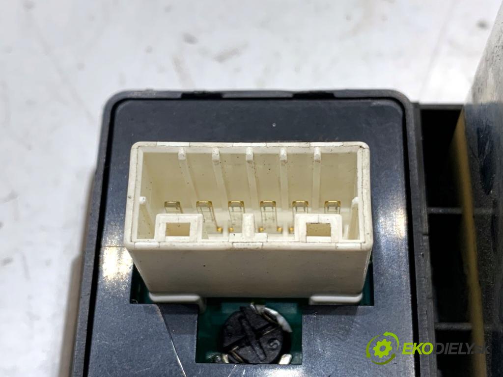 SSANGYONG CHAIRMAN sedan 2000 165 kW 3.2 3199 Displej  (Prístrojová doska)