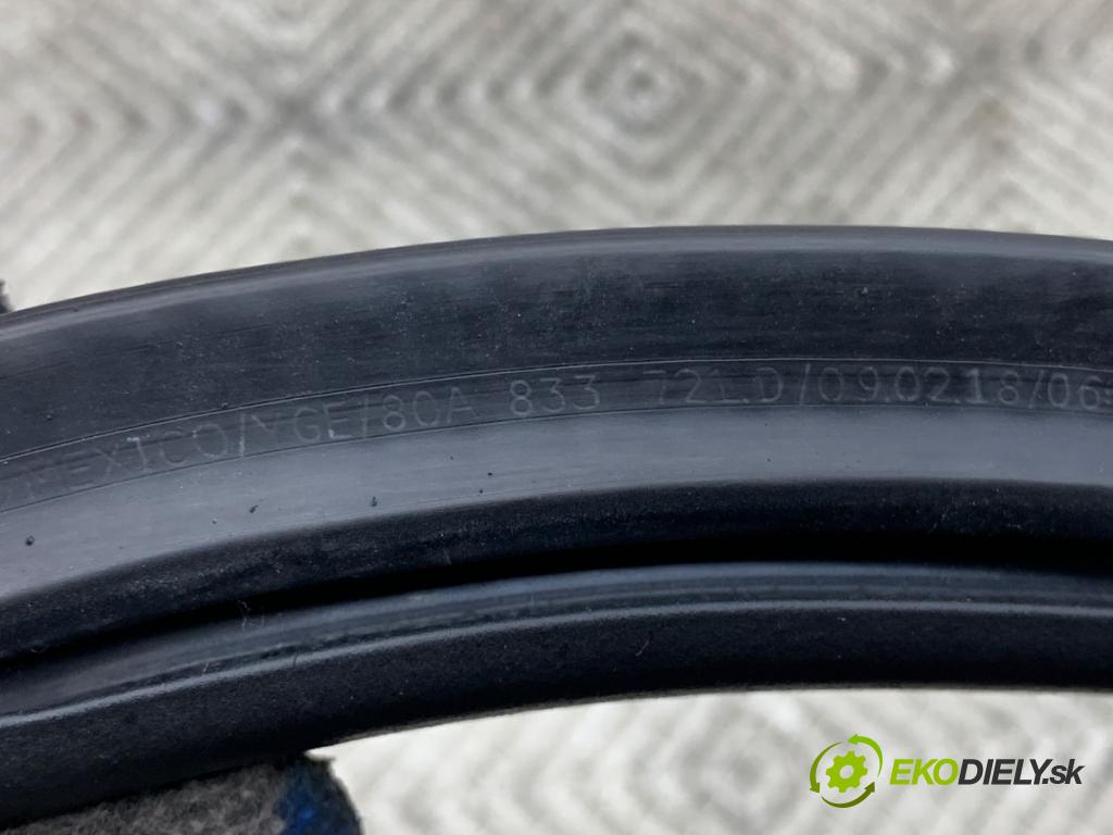 AUDI Q5 FY SUV 2018 140 kW 40 TDI quattro 1968 těsnění dveře zadní část levá strana  (Karoserie ostatní)