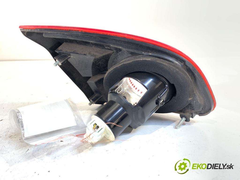 NISSAN QASHQAI J10 SUV 2009 84 kW 1.6 1598 světlo zadní část pravá vnitřní  (Klika dveří ostatní)