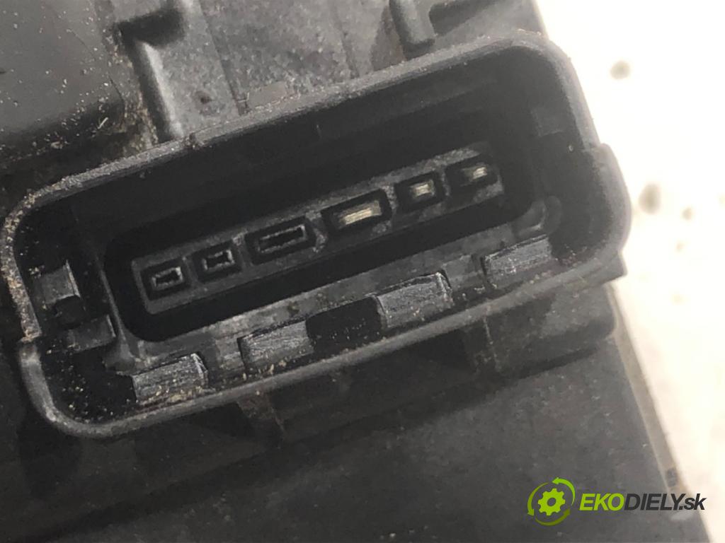 NISSAN QASHQAI J10 SUV 2007 78 kW 1.5 dCi 1461 zámok dveře pravý přední část