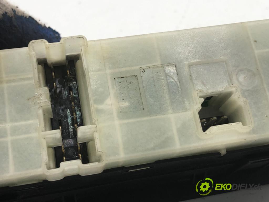 NISSAN QASHQAI J10 SUV 2007 78 kW 1.5 dCi 1461 Prepínač okien 254019W100 (Prepínacie páčky pod volantom)