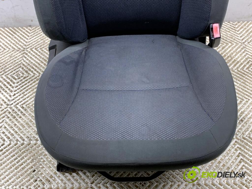 NISSAN QASHQAI J10 SUV 2007 78 kW 1.5 dCi 1461 sedadlo pravý přední část