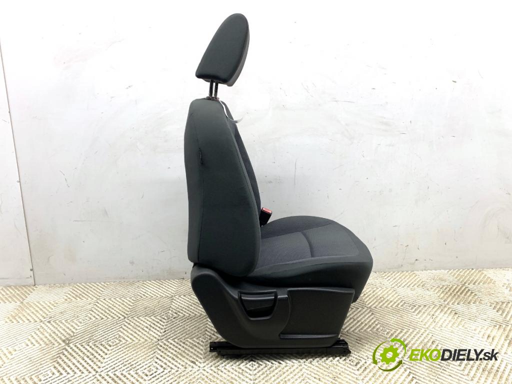 NISSAN QASHQAI J10 SUV 2007 78 kW 1.5 dCi 1461 sedadlo pravý přední část