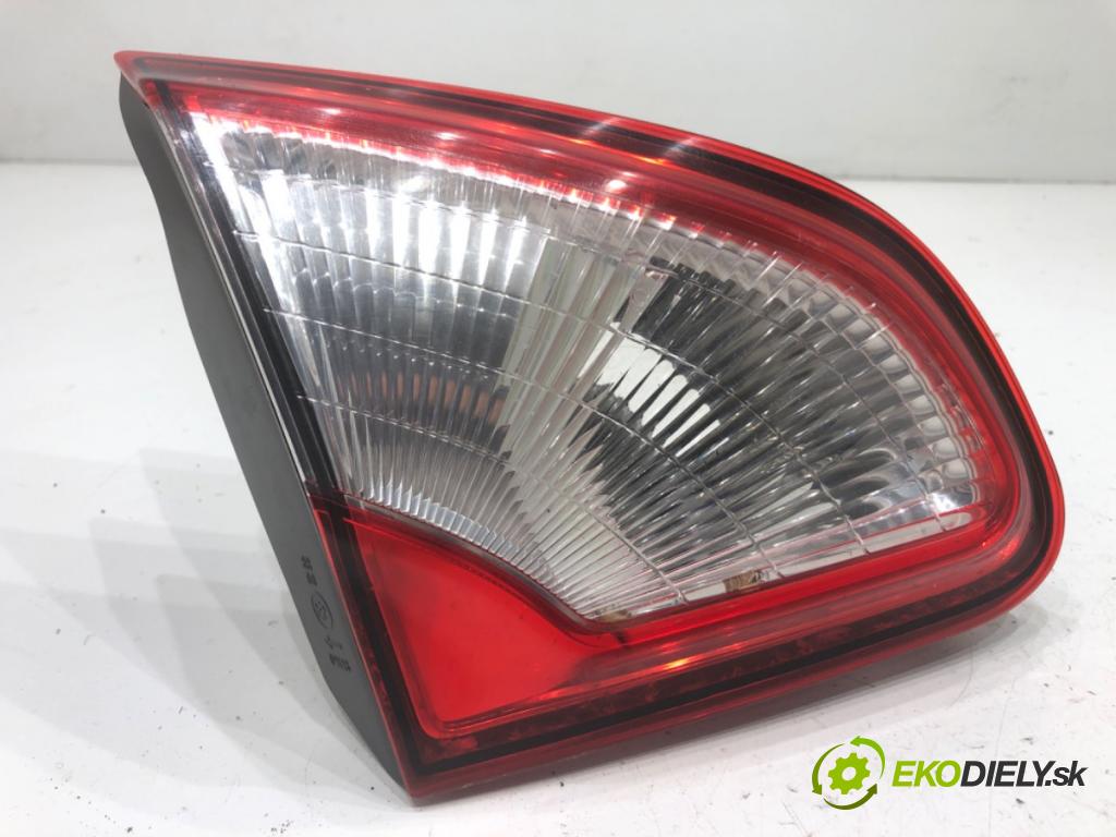 NISSAN QASHQAI J10 SUV 2007 78 kW 1.5 dCi 1461 světlo zadní část levá strana vnitřní  (Klika dveří ostatní)