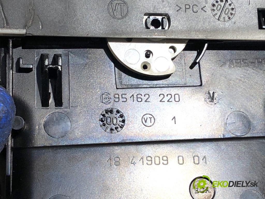 VW PASSAT B5 FL sedan 2000 74 kW 1.9 TDI 1896 mří topení přední část 3B0819728D