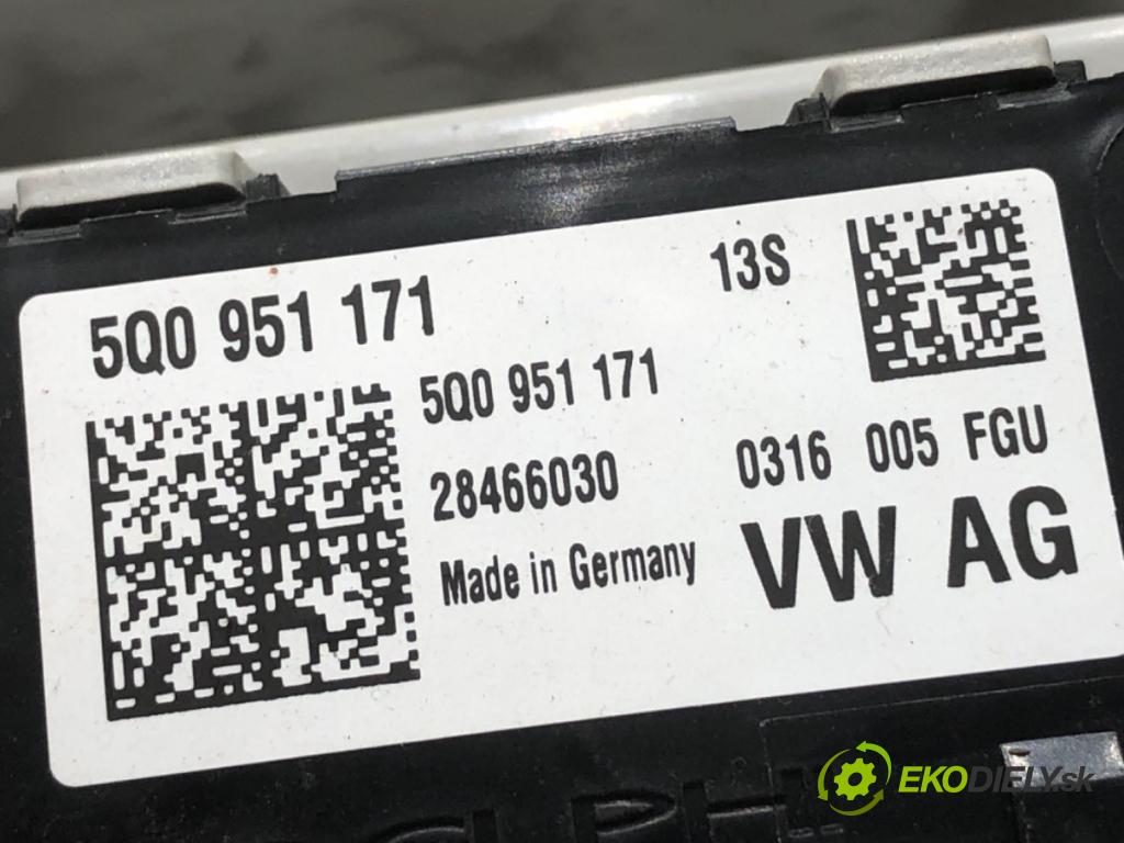 SKODA RAPID liftback 2018 85 kW 1.6 TDI 1598 přihrádka kastlík na skla 5V0868565