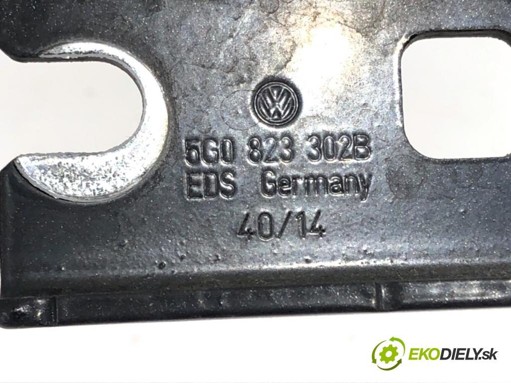 VW GOLF VII liftback 2014 90 kW 1.4 TSI 1395 závěs kapoty pravý přední část 5G0823301B