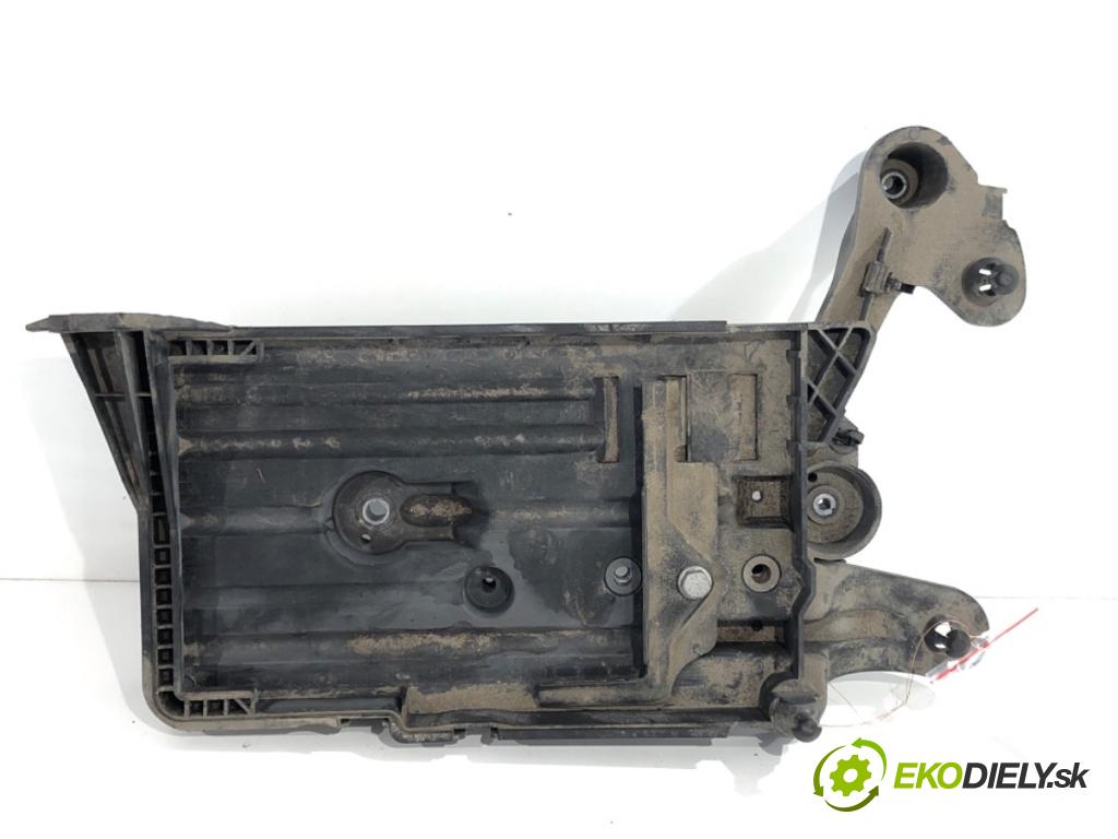 VW GOLF VII liftback 2014 90 kW 1.4 TSI 1395 obal akumulátora 5Q0915321H