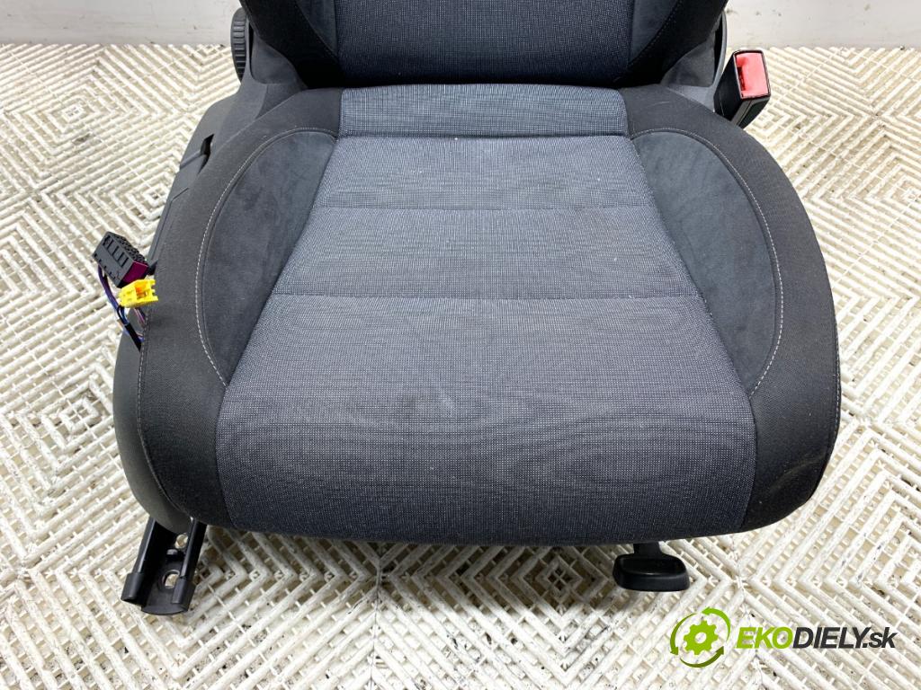 VW GOLF VI liftback 2011 63 kW 1.2 TSI 1197 sedadlo pravý přední část