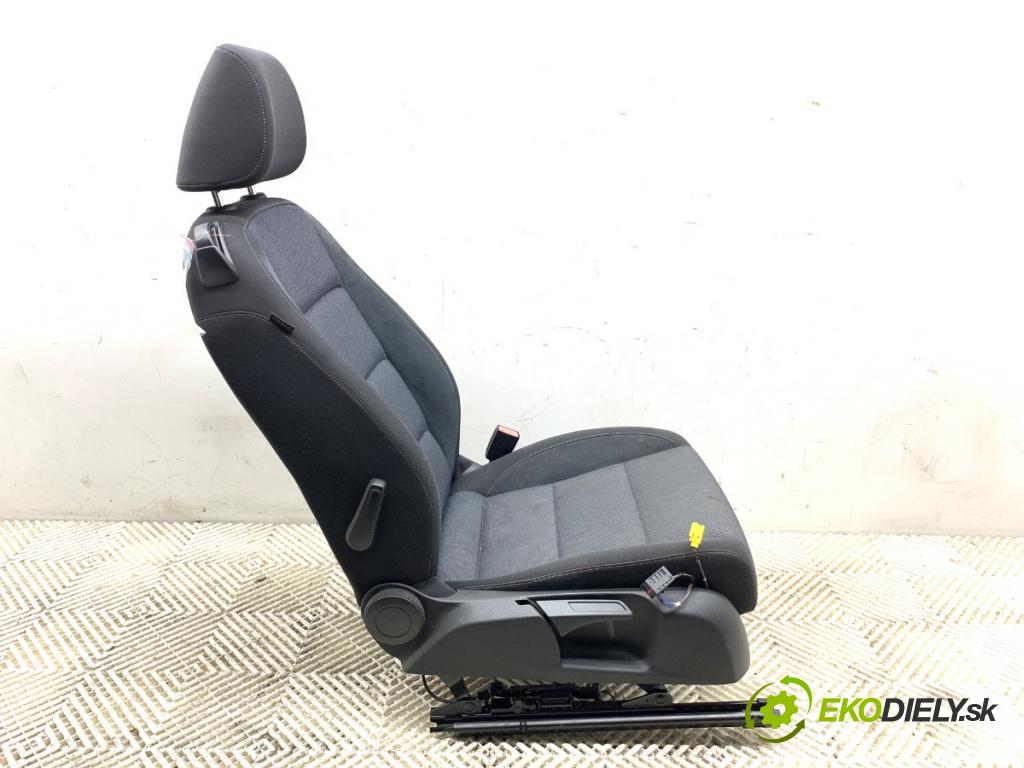 VW GOLF VI liftback 2011 63 kW 1.2 TSI 1197 sedadlo pravý přední část