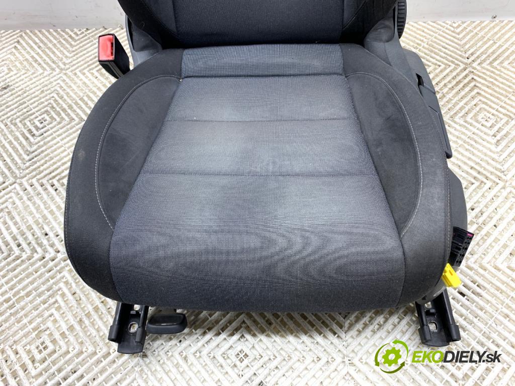 VW GOLF VI liftback 2011 63 kW 1.2 TSI 1197 sedadlo levý přední část