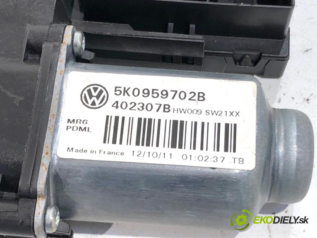 VW GOLF VI liftback 2011 63 kW 1.2 TSI 1197 motor sťahovaní okna pravý přední část 5K0959702B