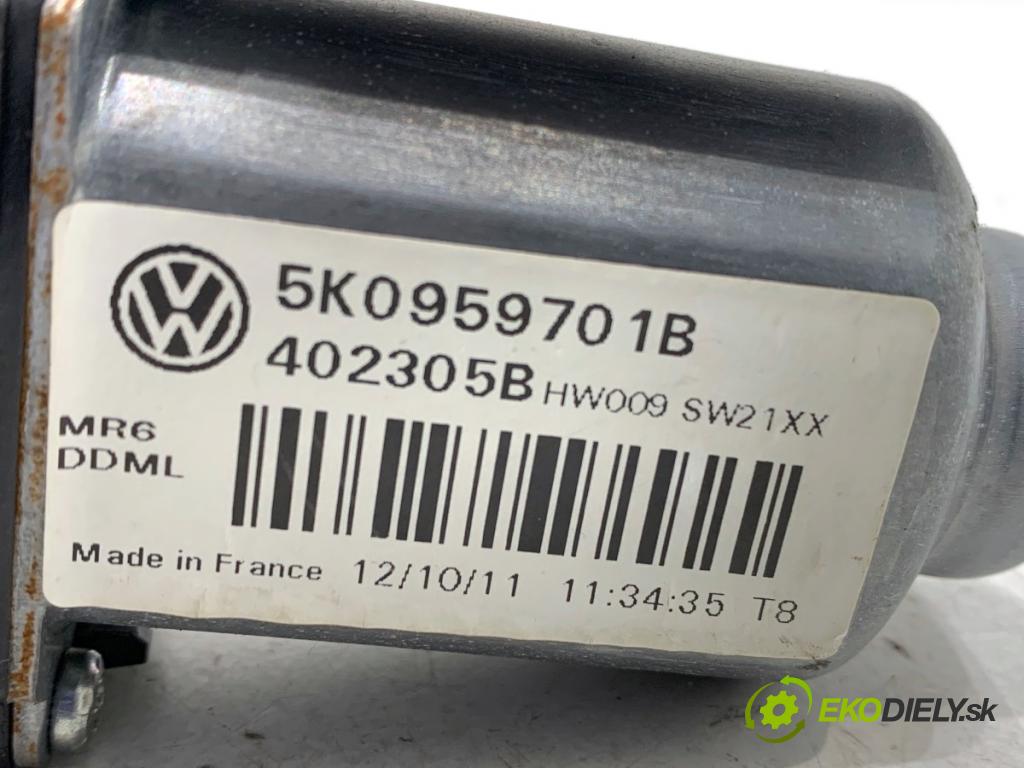 VW GOLF VI liftback 2011 63 kW 1.2 TSI 1197 motor sťahovaní okna levý přední část 5K0959701B