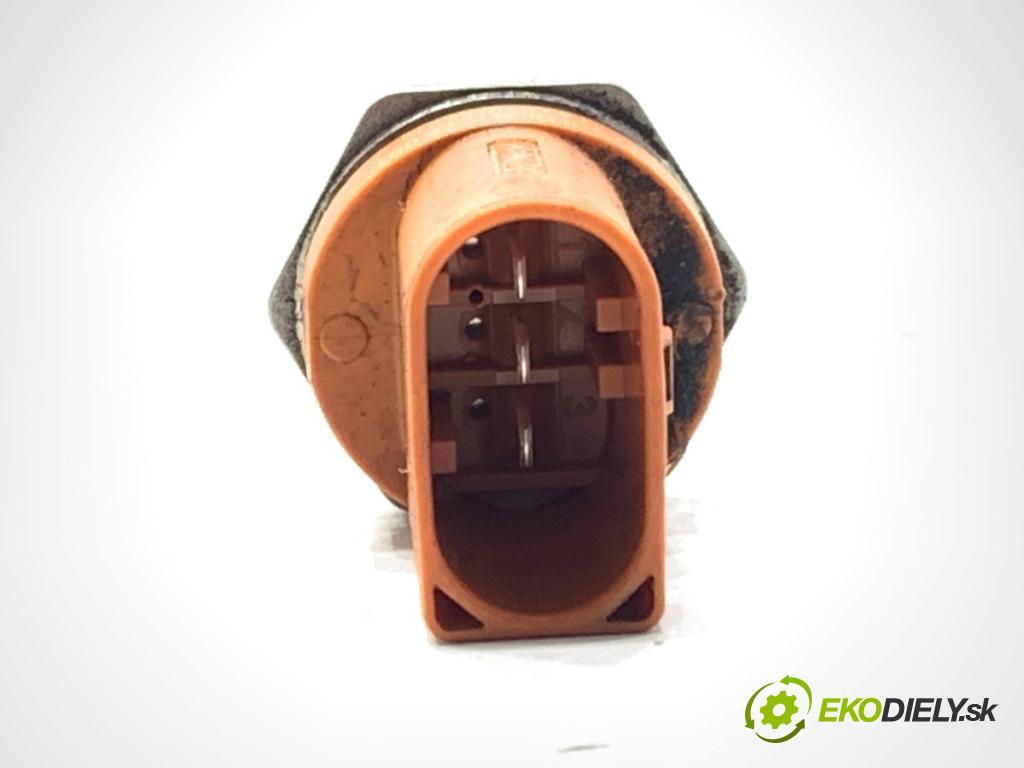 VW GOLF VI liftback 2011 63 kW 1.2 TSI 1197 Snímač tlaku paliva 06J906051D (Snímač)