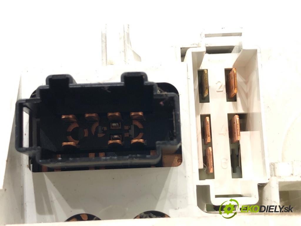 SKODA OCTAVIA I liftback 2000 85 kW 2.0 1984 Panel ovládania kúrenia  (Prepínacie páčky pod volantom)