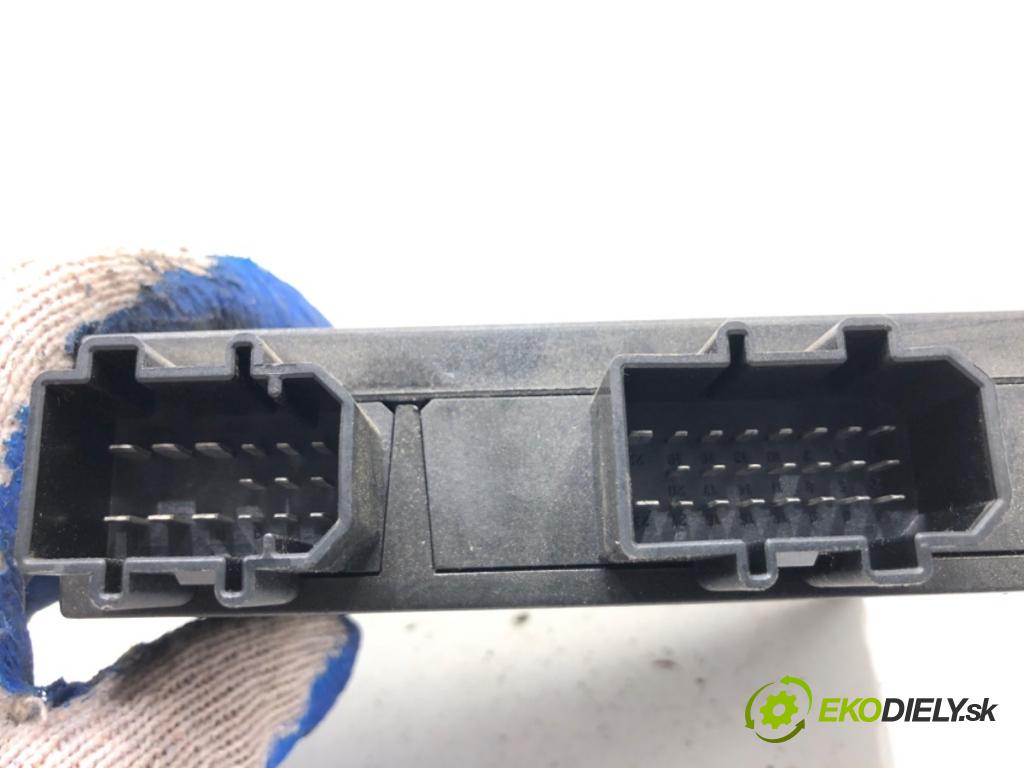 SKODA OCTAVIA I liftback 2000 85 kW 2.0 1984 Modul komfortu 1J0959799AH (Modul komfortu)
