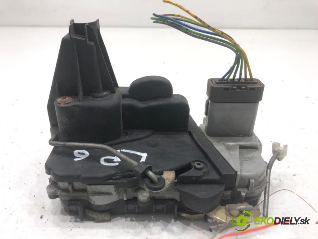 PEUGEOT 307 liftback 2002 80 kW 1.6 16V 1587 zámok dveře levý přední část