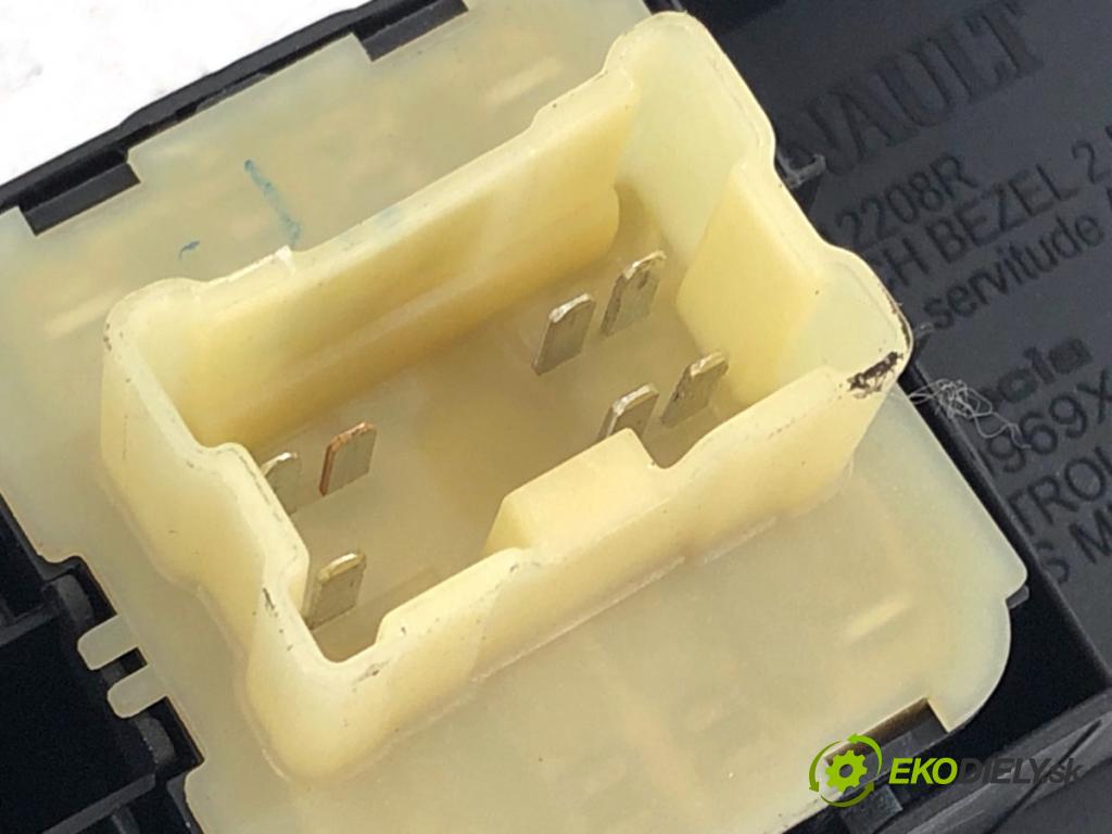 RENAULT CLIO IV liftback 2017 55 kW 1.5 dCi 75 1461 Prepínač okien 255700068R (Prepínacie páčky pod volantom)