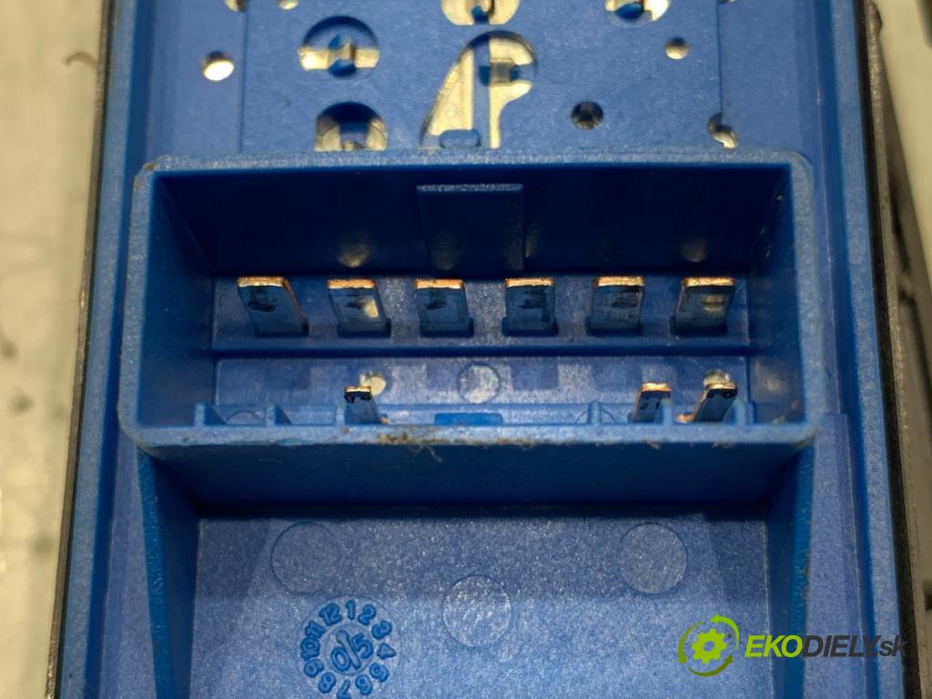 FIAT GRANDE PUNTO liftback 2006 57 kW 1.4 (199AXB11, 199AXB1A, 199BXB1A, 199AXL1A) 1368 Prepínač okien  (Prepínacie páčky pod volantom)