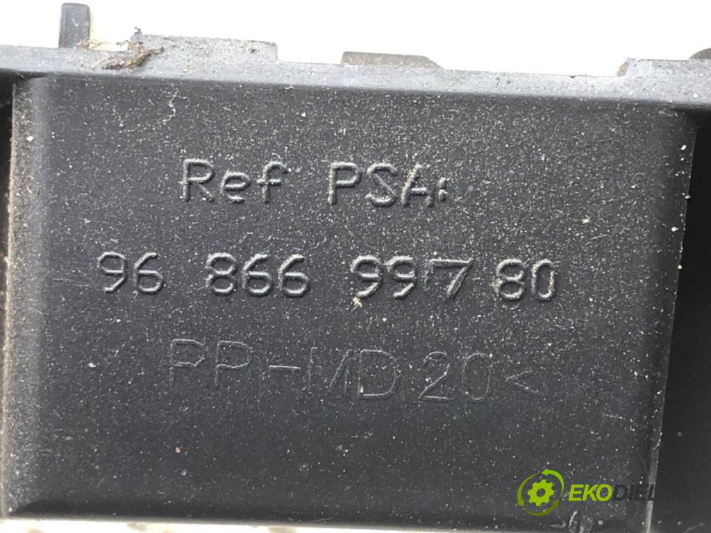 PEUGEOT 508 I sedan 2011 115 kW 1.6 THP 1598 úchyt nárazníka pravý zadní část 9686699780
