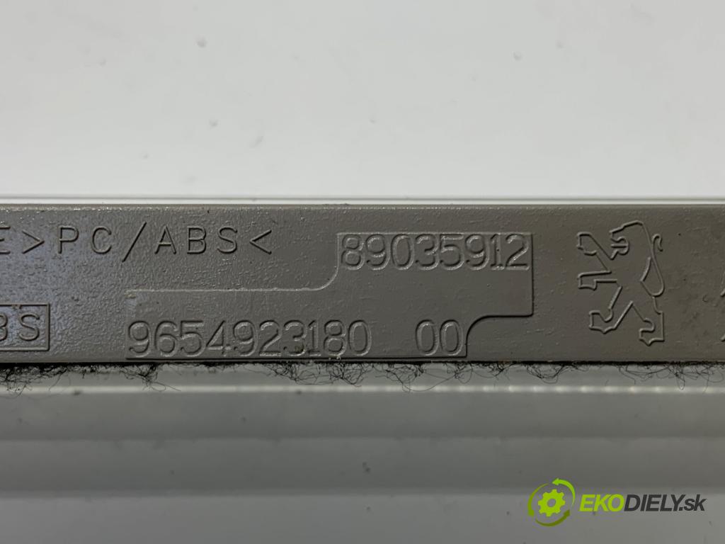 PEUGEOT 508 I sedan 2011 115 kW 1.6 THP 1598 světlo brzdových světel 9654923180
