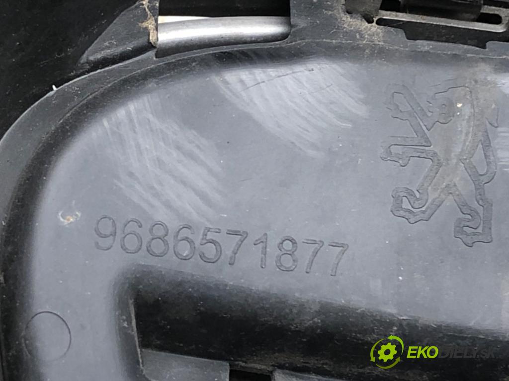 PEUGEOT 508 I sedan 2011 115 kW 1.6 THP 1598 mřížka maska 9686571877 (Přední mřížka (maska chladiče))