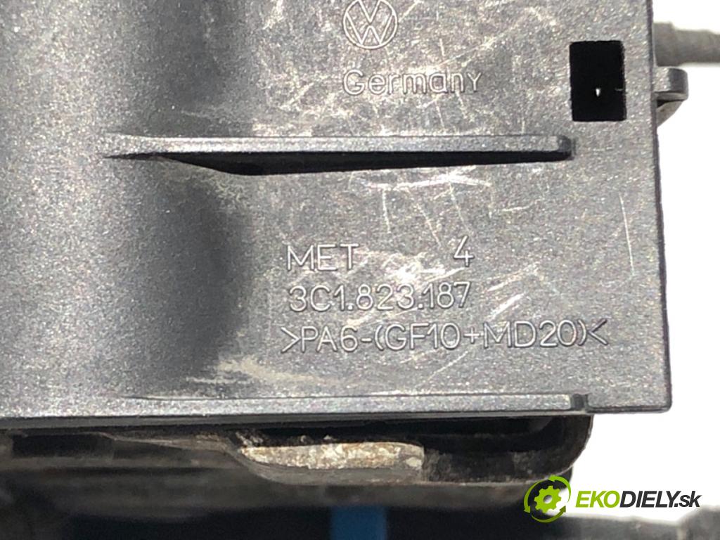 VW PASSAT B7 Kombi 2012 118 kW 1.8 TSI 1798 zámok kapoty přední část 3C1823187