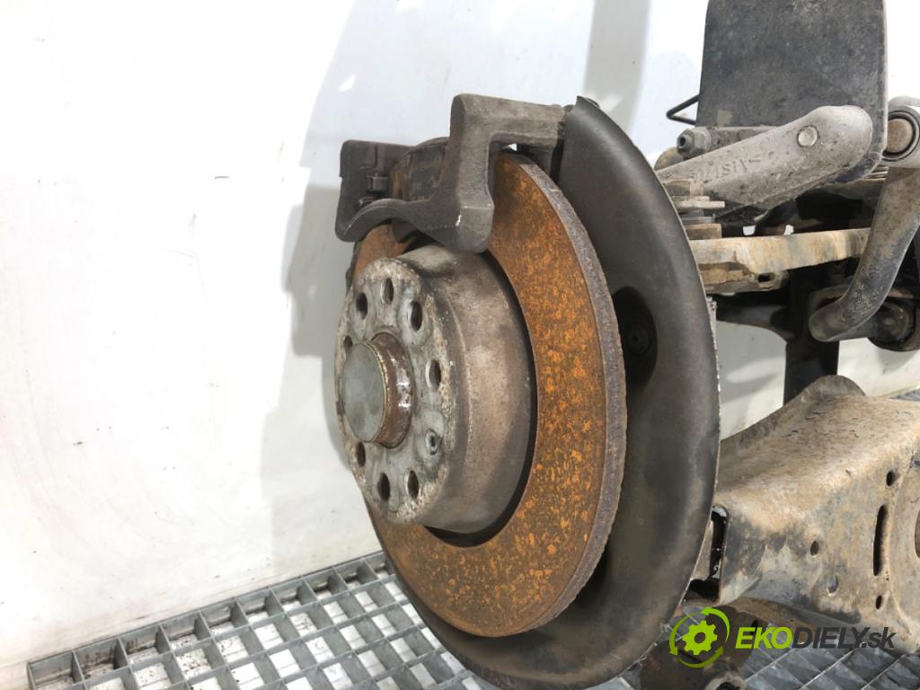 VW PASSAT B7 Kombi 2012 118 kW 1.8 TSI 1798 výztuha zadní část