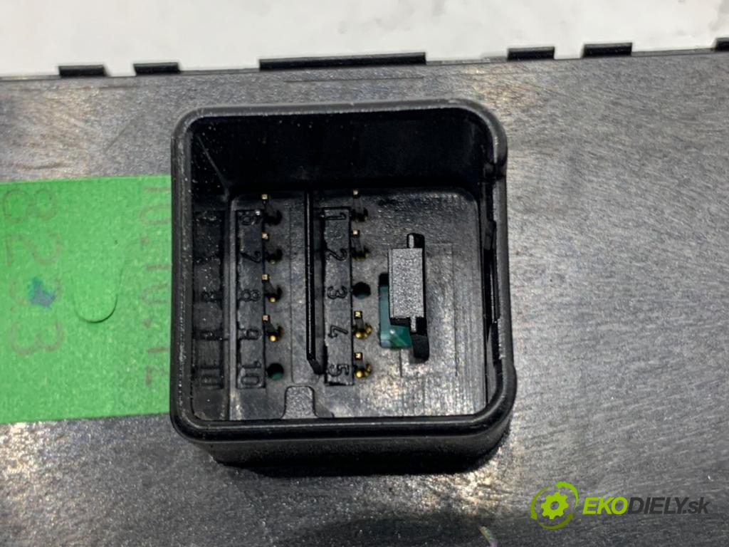 VW PASSAT B7 Kombi 2012 118 kW 1.8 TSI 1798 Prepínač okien 3AB857857A (Prepínacie páčky pod volantom)