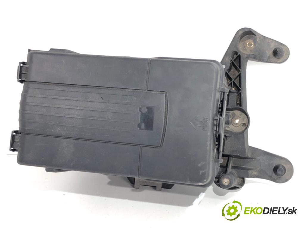 VW PASSAT B7 Kombi 2012 118 kW 1.8 TSI 1798 obal akumulátora 1K0915325B 1K0915333