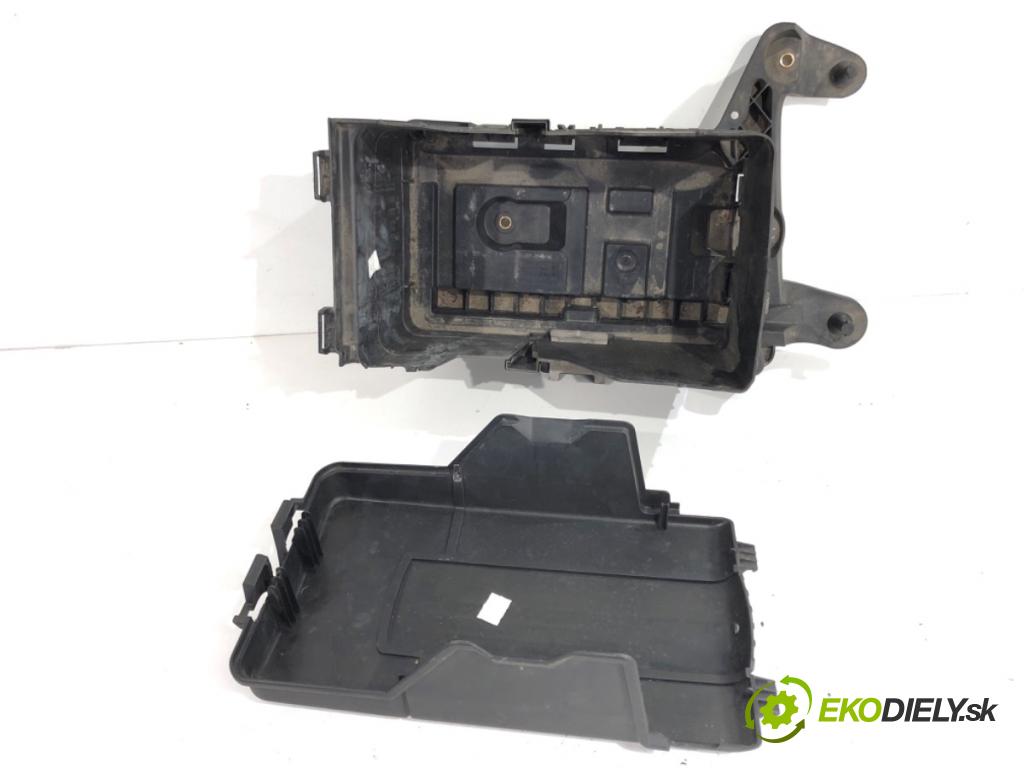 VW PASSAT B7 Kombi 2012 118 kW 1.8 TSI 1798 obal akumulátora 1K0915325B 1K0915333
