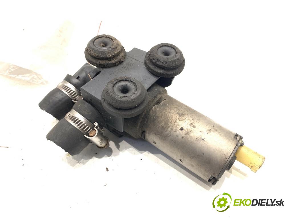 BMW E87 liftback 2006 90 kW 118 d 1995 DALŠÍ: pumpa vody 8369806 (Vodní pumpa)
