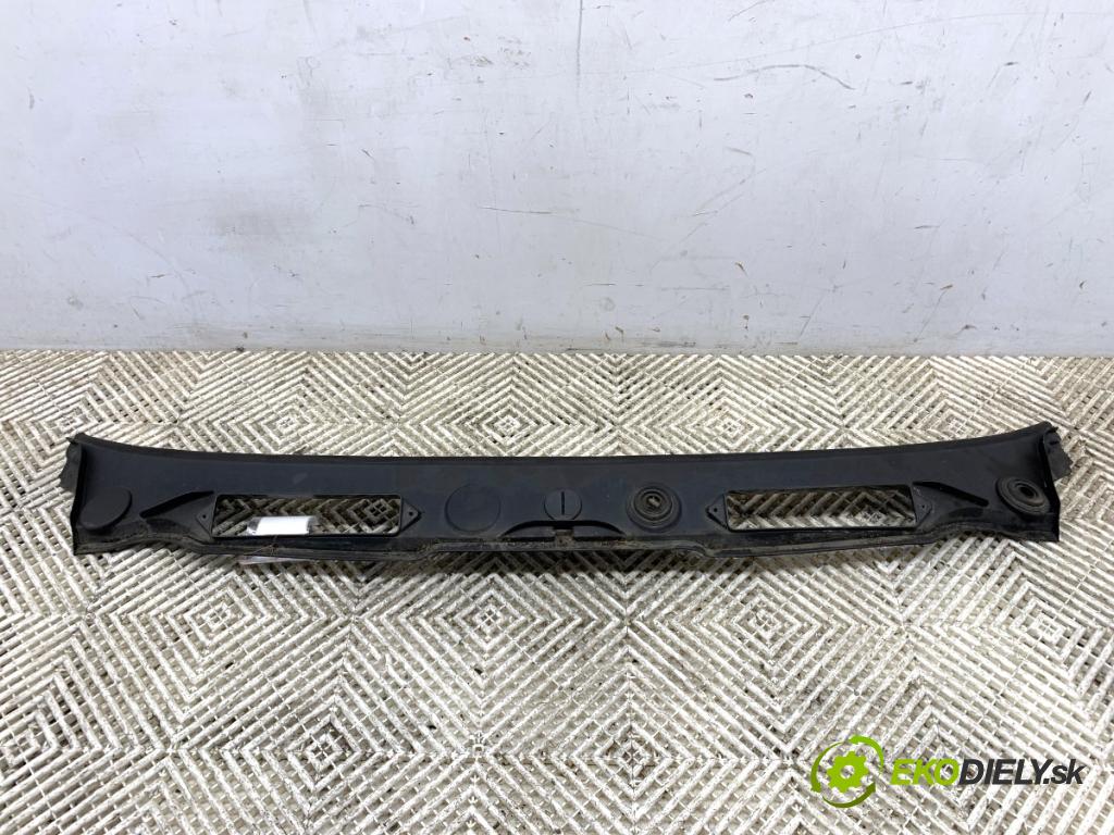 BMW E87 liftback 2006 90 kW 118 d 1995 Torpédo, plast pod čelné okno  (Torpédo (plast pod čelným sklom))