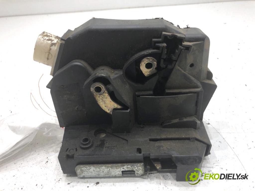LAND ROVER FREELANDER I samochód terenowy zamknięty 2001 82 kW 2.0 Td4 4x4 1951 zámok dveře levý zadní část