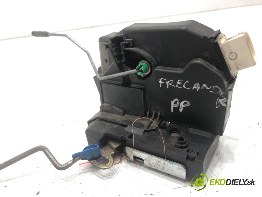 LAND ROVER FREELANDER I samochód terenowy zamknięty 2001 82 kW 2.0 Td4 4x4 1951 zámok dveře pravý přední část