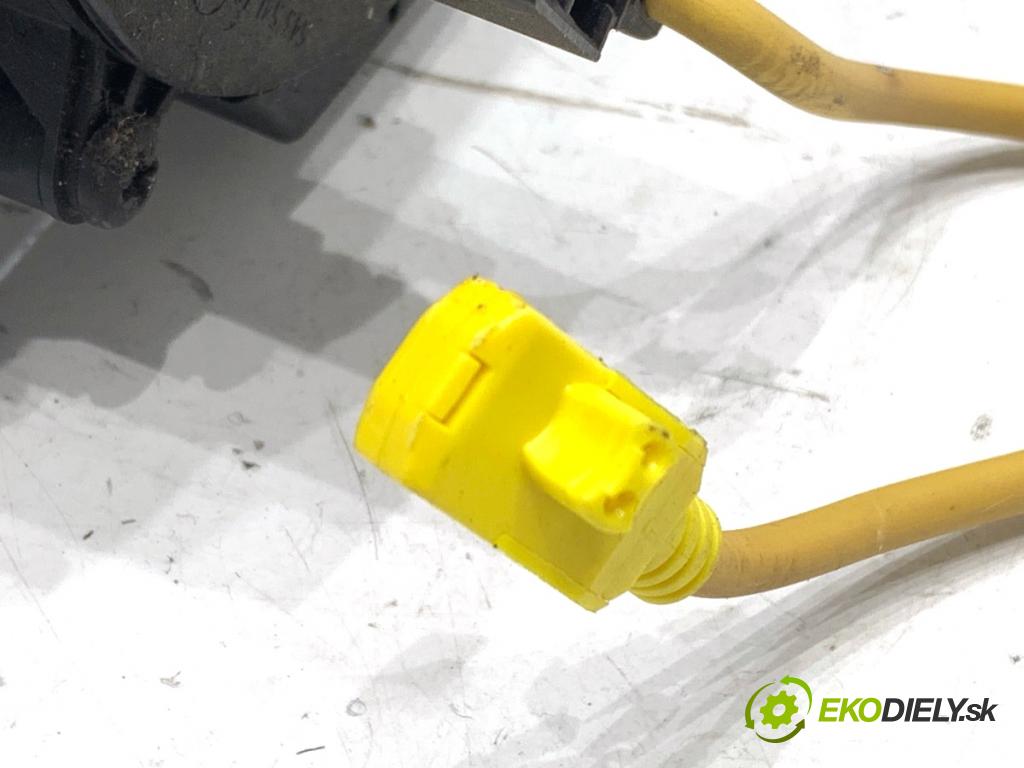 LAND ROVER FREELANDER I samochód terenowy zamknięty 2001 82 kW 2.0 Td4 4x4 1951 Prepínač kombinovaný 54034911 (Prepínacie páčky pod volantom)