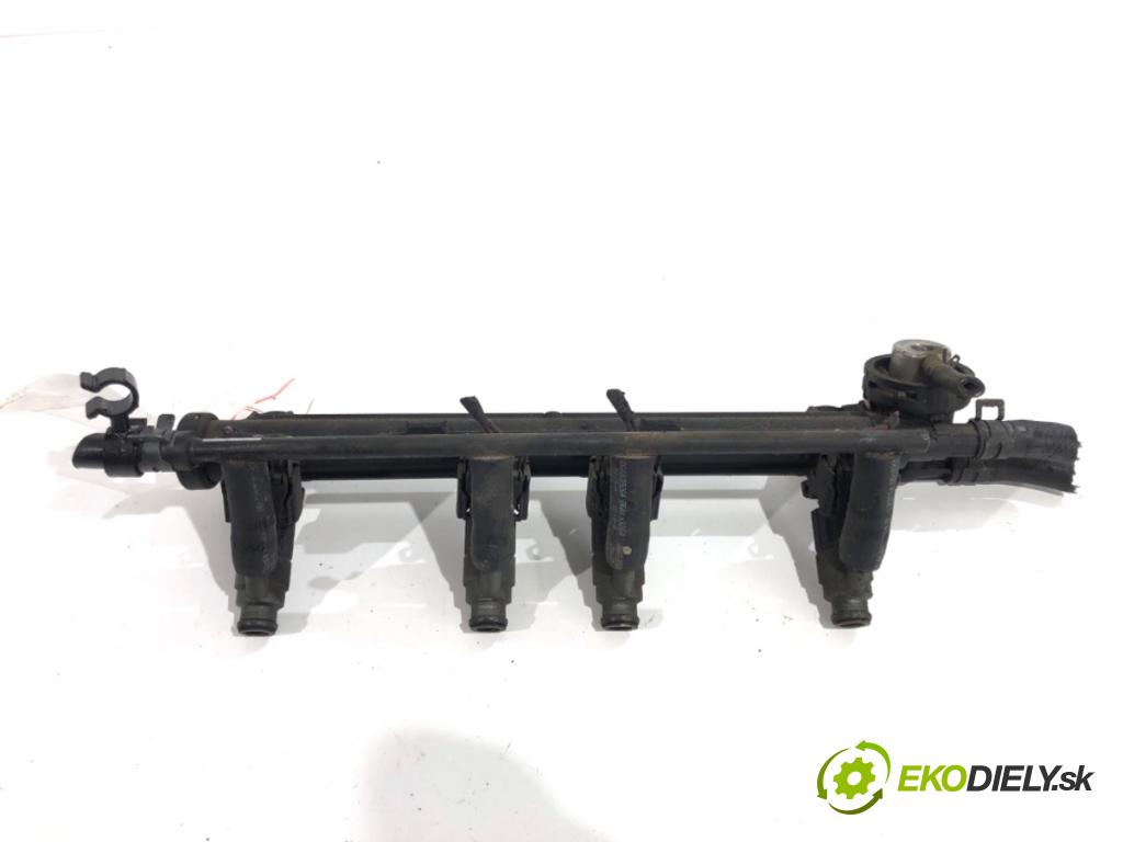 VW NEW BEETLE liftback 1999 85 kW 2.0 1984 Lišta vstrekovacia 037133317N (Vstrekovacia lišta)