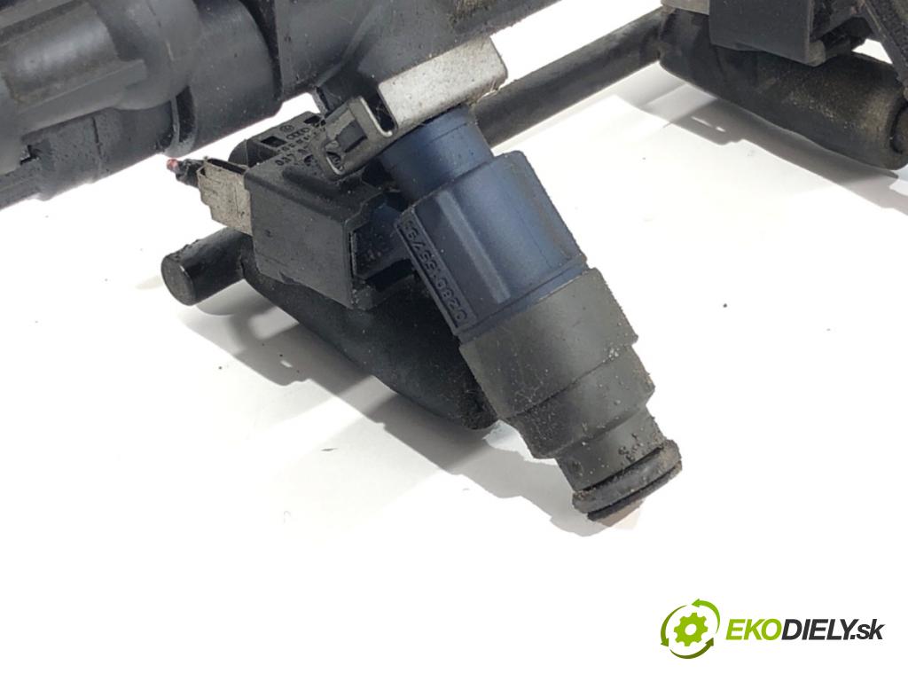 VW NEW BEETLE liftback 1999 85 kW 2.0 1984 Lišta vstrekovacia 037133317N (Vstrekovacia lišta)