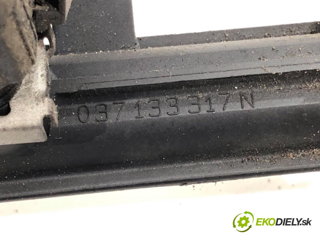 VW NEW BEETLE liftback 1999 85 kW 2.0 1984 Lišta vstrekovacia 037133317N (Vstrekovacia lišta)