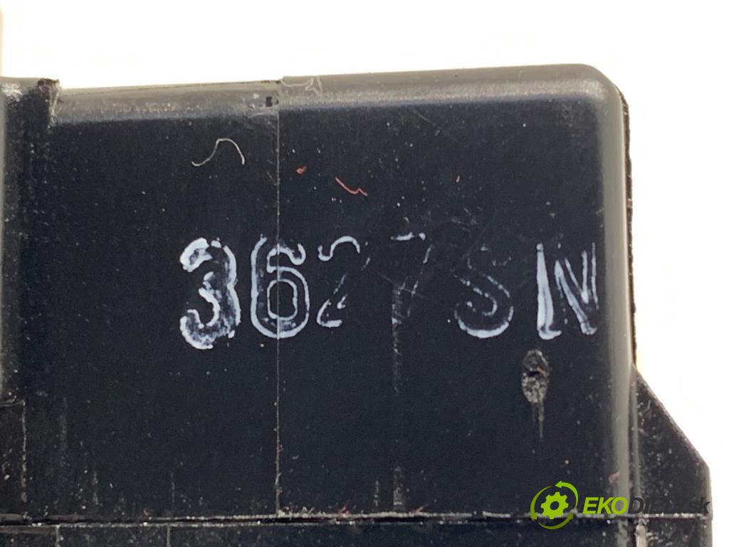 SUZUKI SWIFT IV liftback 2013 69 kW 1.2 (AZH 412) 1242 Prepínač stieračov  (Prepínacie páčky pod volantom)