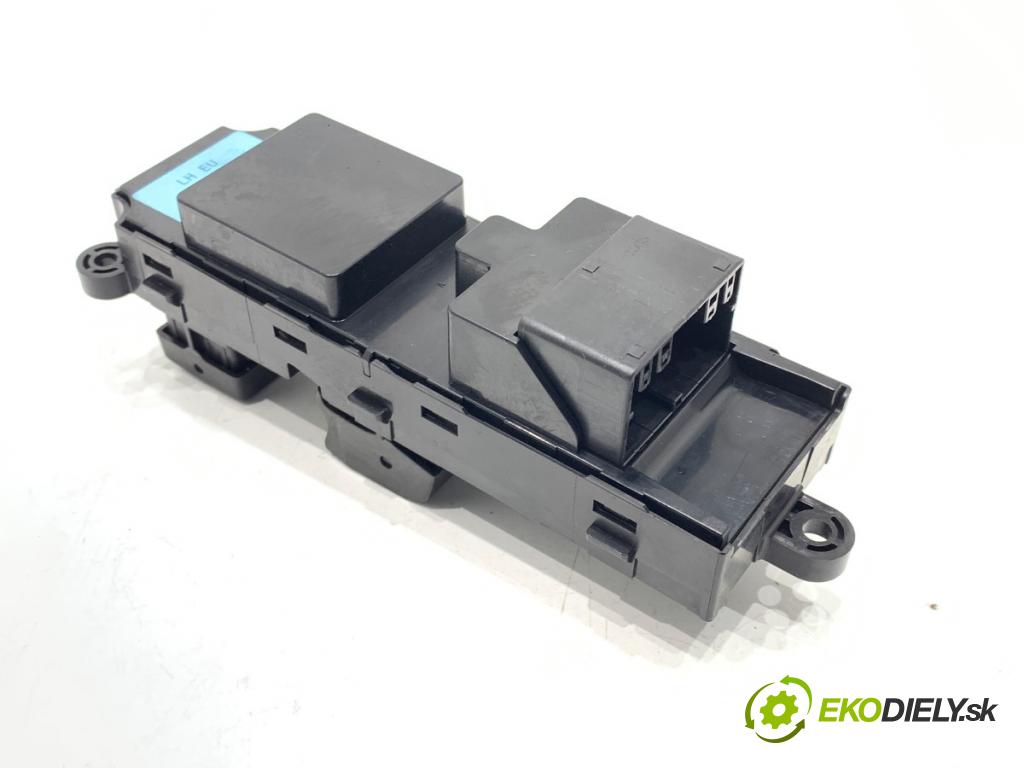 SUZUKI SWIFT IV liftback 2013 69 kW 1.2 (AZH 412) 1242 Prepínač okien  (Prepínacie páčky pod volantom)