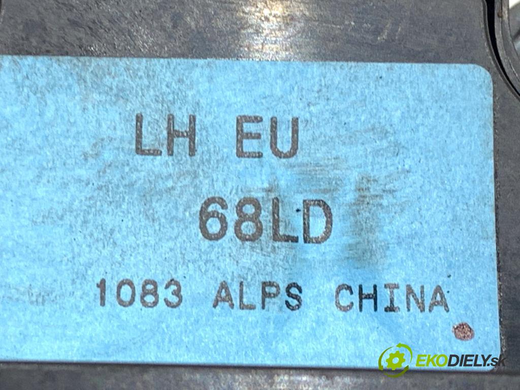 SUZUKI SWIFT IV liftback 2013 69 kW 1.2 (AZH 412) 1242 Prepínač okien  (Prepínacie páčky pod volantom)