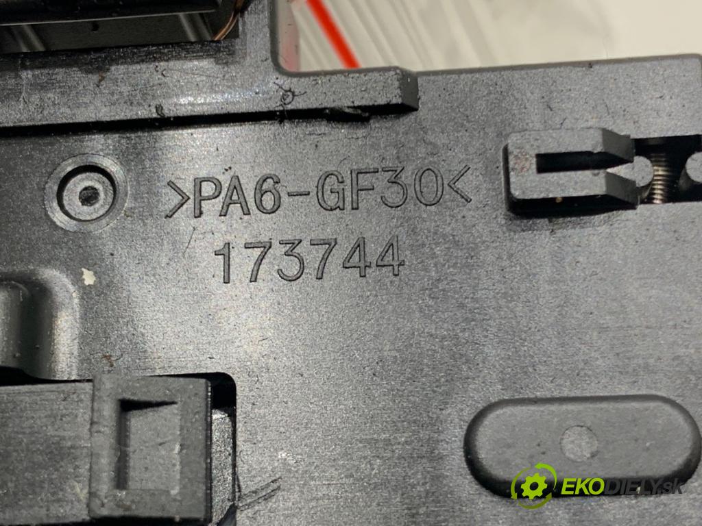 SUZUKI SWIFT IV liftback 2013 69 kW 1.2 (AZH 412) 1242 Prepínač smeroviek 173744 (Prepínacie páčky pod volantom)