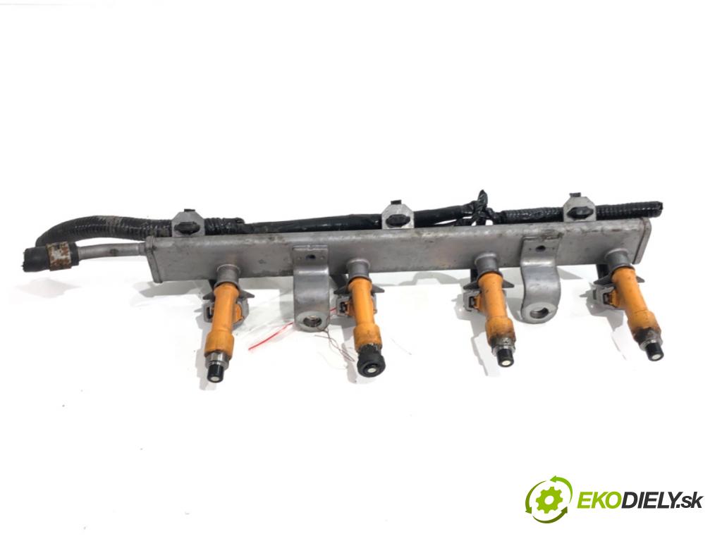 SUZUKI SWIFT IV liftback 2013 69 kW 1.2 (AZH 412) 1242 Lišta vstrekovacia  (Vstrekovacia lišta)