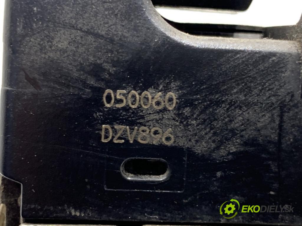 NISSAN PRIMERA P12 sedan 2003 88 kW 1.9 dCi 1870 zámok dveře pravý přední část